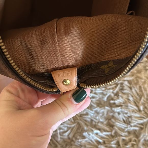 Authentic Louis Vuitton Monogram Cabas Mezzo - Picture 13 of 16